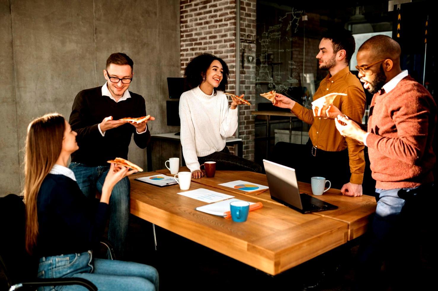 Sesión de formación financiera empresarial con equipo directivo analizando estrategias de planificación económica