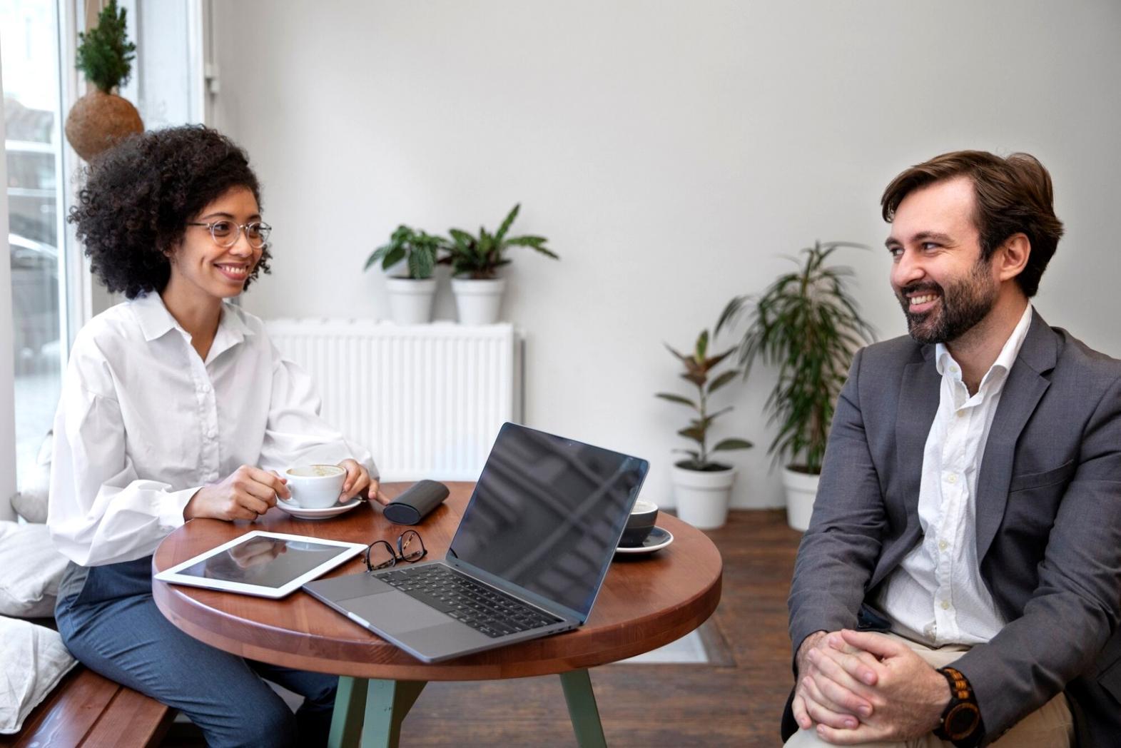 Familia española planificando sus finanzas en casa